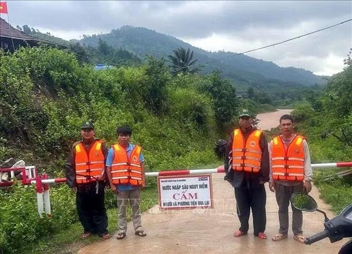 Lực lượng chức năng xã Đakrông chốt chặn tại các khu vực nước ngập sâu, không cho người dân qua lại. Ảnh: TTXVN phát