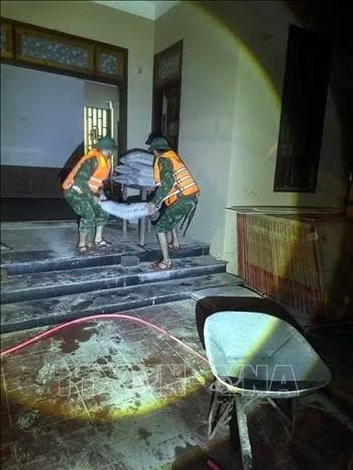 Lực lượng bộ đội Biên phòng Quảng Trị hỗ trợ người dân xã Lao Bảo vận chuyển đồ đạc lên cao. Ảnh: TTXVN phát