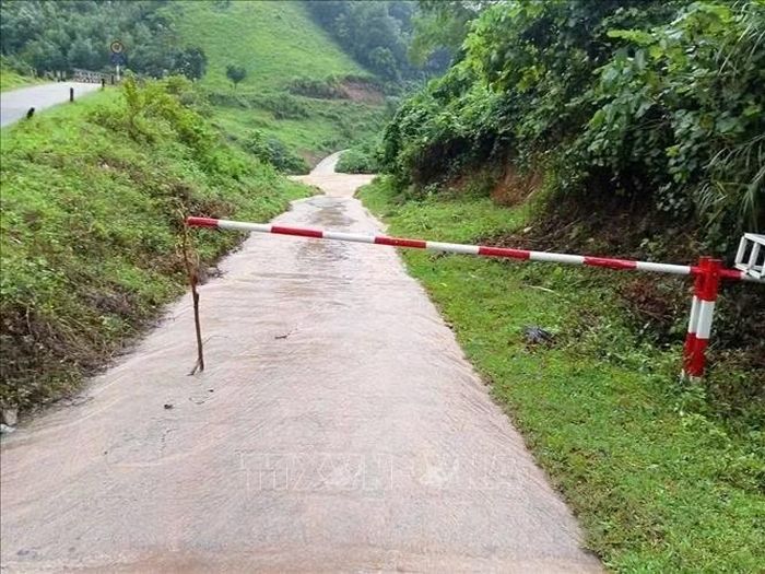 Tỉnh Quảng Trị chỉ đạo các địa phương lên phương án cảnh giới, rào chắn, phân luồng, kiểm soát người và phương tiện không đi qua khu vực nước ngập sâu. Ảnh: TTXVN phát