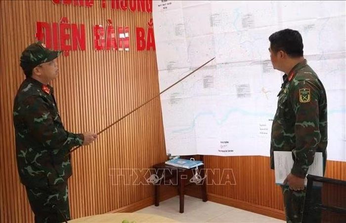 Đại tá Trần Hữu Ích kiểm tra công tác chuẩn bị, ứng phó với mưa lũ tại các địa phương có nguy cơ ngập sâu, chia cắt. Ảnh: TTXVN phát
