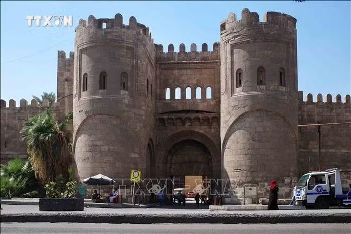 Bab al-Futuh (Cổng Chiến thắng) là một trong ba cổng thành còn sót lại của khu phố cổ Cairo, Ai Cập. Cổng này nằm ở đầu phía Bắc của phố al-Muizz.Hai cổng còn lại là Bab al-Nasr và Bab Zuwayla. Cổng được xây dựng dưới thời triều đại Fatimid (912-1171), sau đó được xây dựng lại với diện mạo như hiện nay vào cuối thế kỷ 11. Cổng thành nằm trong hệ thống tường phòng thủ phía Bắc của Cairo Fatimid và được xem là một trong những công trình tiêu biểu của kiến trúc quân sự Hồi giáo thời kỳ này. Hai tháp với mặt trước hình bán nguyệt tạo nên diện mạo đặc trưng của công trình. Ảnh: Hoàng Nhật /PV TTXVN tại Ai Cập