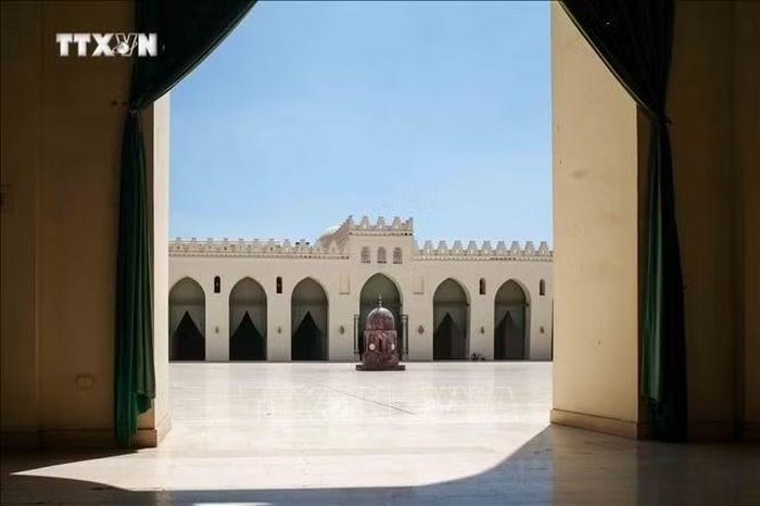 Nhà thờ Hồi giáo al-Hakim bi-Amr Allah là nhà thờ Hồi giáo lâu đời thứ tư tại Ai Cập và lớn thứ hai sau Nhà thờ Hồi giáo ibn Tulun. Nhà thờ tọa lạc ở phố al-Muizz thuộc quận al-Gamaliya, gần cổng Bab al-Futuh. Đây từng đóng vai trò là trung tâm của dòng Hồi giáo Shiite tại Ai Cập, hoạt động tương tự như Nhà thờ Hồi giáo al-Azhar vào thời kỳ Fatimid. Thánh đường đã trải qua nhiều đợt trùng tu trong suốt chiều dài lịch sử. Ảnh: Hoàng Nhật/PV TTXVN tại Ai Cập