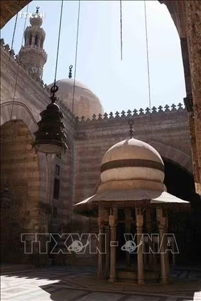 Đài rửa tay — nơi tín đồ làm nghi thức tẩy rửa trước khi hành lễ. Mái vòm gỗ hình bướu này đặt trên tám cột đá cẩm thạch. Ảnh: Hoàng Nhật/PV TTXVN tại Ai Cập