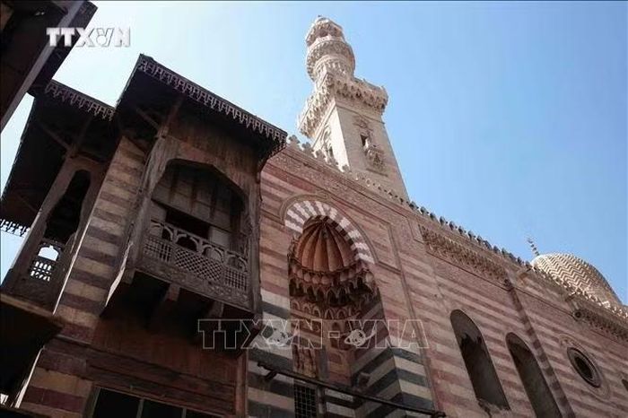 Nhà thờ Hồi giáo Al-Ashraf, hay còn gọi là Tổ hợp Nhà thờ Hồi giáo - Trường học Sultan Al-Ashraf Barsbay , là một quần thể công trình tôn giáo và lăng mộ Hồi giáo bao gồm nhà thờ, trường học, lăng mộ và nơi lưu trú, tọa lạc trên phố al-Muizz. Công trình này được xây dựng dưới thời Mamluk bởi Sultan Al-Ashraf Barsbay thuộc triều đại Burji. Ảnh: Hoàng Nhật/PV TTXVN tại Ai Cập