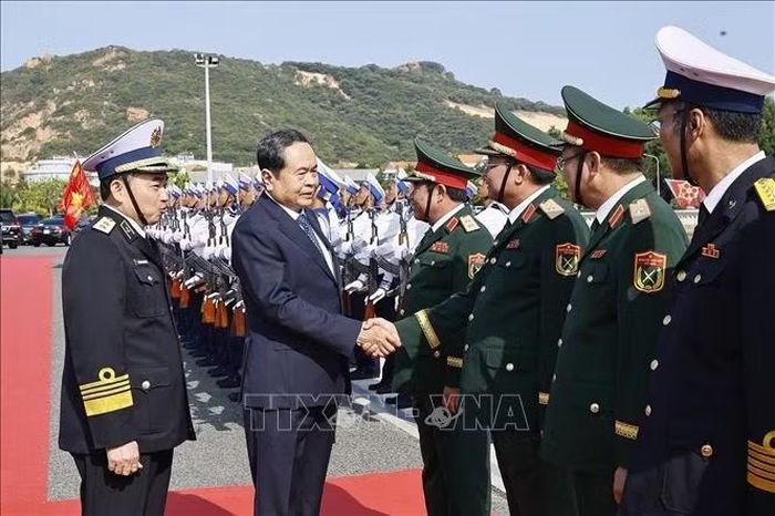 Chủ tịch Quốc hội Trần Thanh Mẫn với lãnh đạo Bộ Quốc phòng, Quân chủng Hải quân, Lữ đoàn Tàu ngầm 189. Ảnh: Doãn Tấn/TTXVN