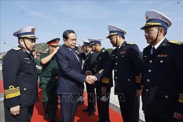 Chủ tịch Quốc hội Trần Thanh Mẫn với lãnh đạo Bộ Quốc phòng, Quân chủng Hải quân, Lữ đoàn Tàu ngầm 189. Ảnh: Doãn Tấn/TTXVN