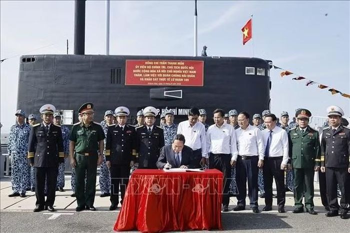 Chủ tịch Quốc hội Trần Thanh Mẫn viết sổ Lưu niệm về truyền thống Lữ đoàn 189. Ảnh: Doãn Tấn/TTXVN