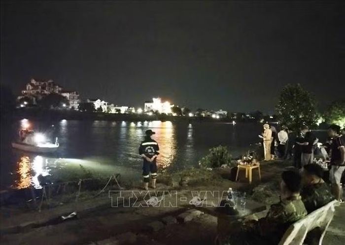Công tác tìm kiếm cứu nạn đối với công dân Đ.V. L vẫn được triển khai. Ảnh: Nguyễn Công Hải / TTXVN