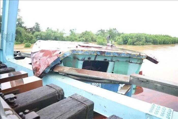 Sà lan mắc kẹt vào cầu đường sắt Mỹ Chánh. Ảnh: TTXVN phát