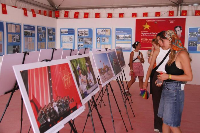 Một bạn trẻ Pháp đang tìm hiểu về Việt Nam.
