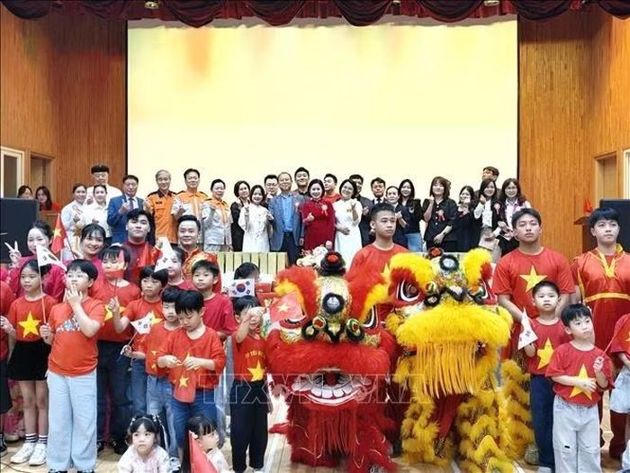 Các đại biểu và cộng đồng người Việt tại ngày hội.