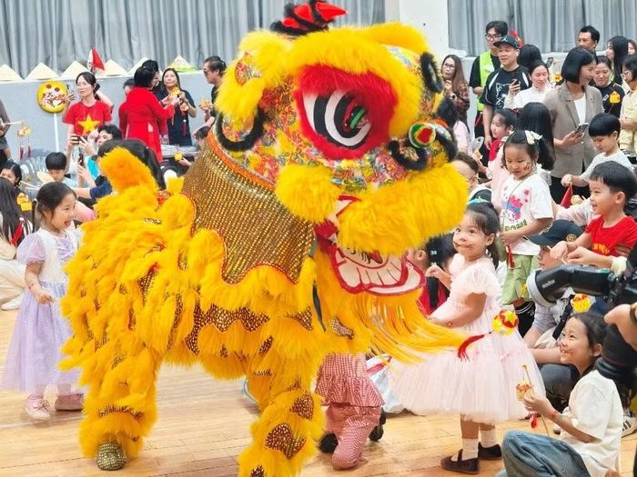 Các cháu thiếu nhi xem biểu diễn múa lân.