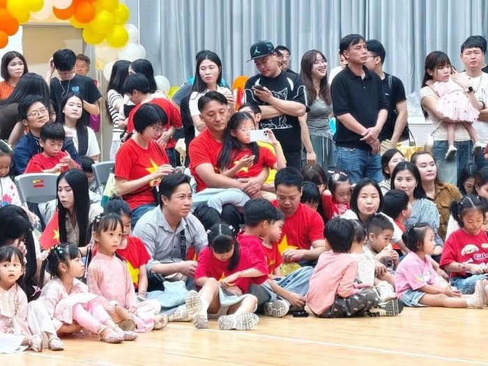 Các cháu thiếu nhi cùng gia đình cộng đồng người Việt tại Incheon tham dự chương trình.