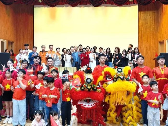 Các đại biểu và cộng đồng người Việt chụp ảnh lưu niệm.
