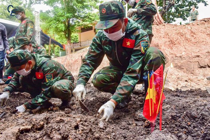 Lực lượng làm nhiệm vụ thận trọng kiểm tra từng vị trí nhằm hạn chế bỏ sót hài cốt và di vật.