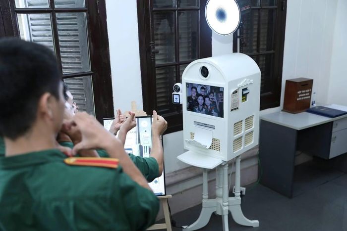 Khách tham quan trải nghiệm không gian trưng bày kết hợp giữa hiện vật gốc và các giải pháp công nghệ tại Bảo tàng Mỹ thuật Việt Nam. (Ảnh: Bảo tàng Mỹ thuật Việt Nam)