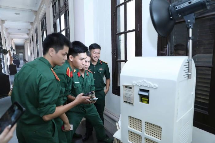 Các chiến sĩ hào hứng trải nghiệp photobooth tại bảo tàng. (Ảnh: Bảo tàng Mỹ thuật Việt Nam)