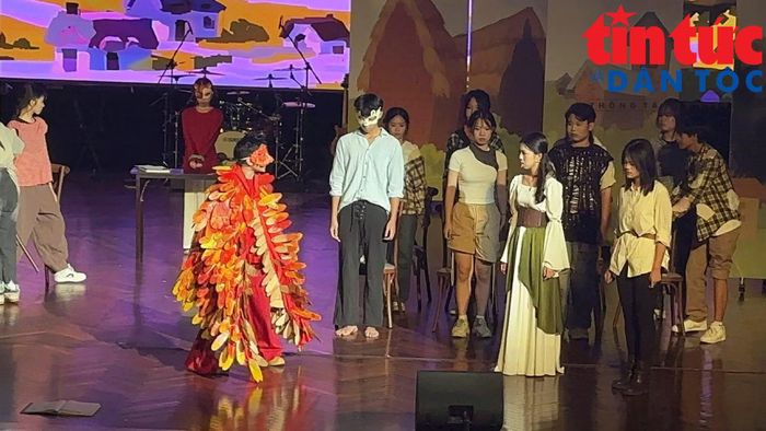 Các em học sinh tự tin diễn trước hàng trăm người.