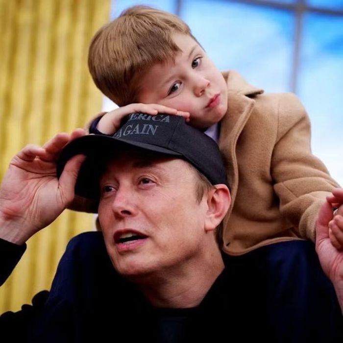 Elon Musk và cậu con trai út X Æ A-Xii (thường được gọi là "bé X" hoặc "Lil X"), sinh tháng 5/2020, là con chung của ông với nữ ca sĩ Grimes. Ảnh: NetEase.
