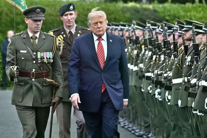 Tổng thống Trump, cùng với một sĩ quan quân đội Ireland, đi ngang qua các hàng binh sĩ đang đứng nghiêm trang trong khi duyệt đội danh dự của Quân đội Ireland thôm 12/9. Ảnh: Anadolu.