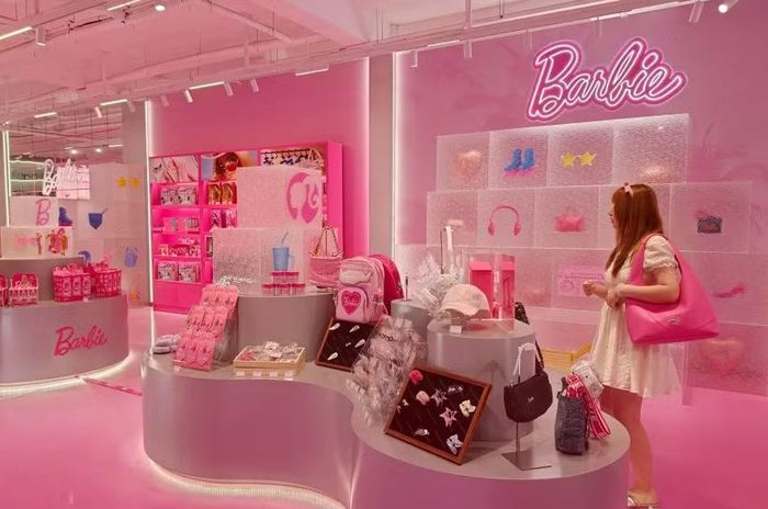 Một người phụ nữ đi mua sắm một mình tại cửa hàng pop-up Barbie ở Thượng Hải, Trung Quốc, vào ngày 1/7. Ảnh: Getty.
