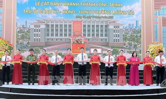 Các đại biểu cắt băng khánh thành công trình trụ sở Đảng uỷ - HĐND - UBND phường. Ảnh: Thái Hùng- TTXVN 