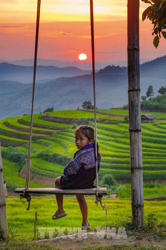 Khung cảnh hoàng hôn mộc mạc trên cánh đồng ruộng bậc thang Pu Nhi. Ảnh: Xuân Tư - TTXVN 