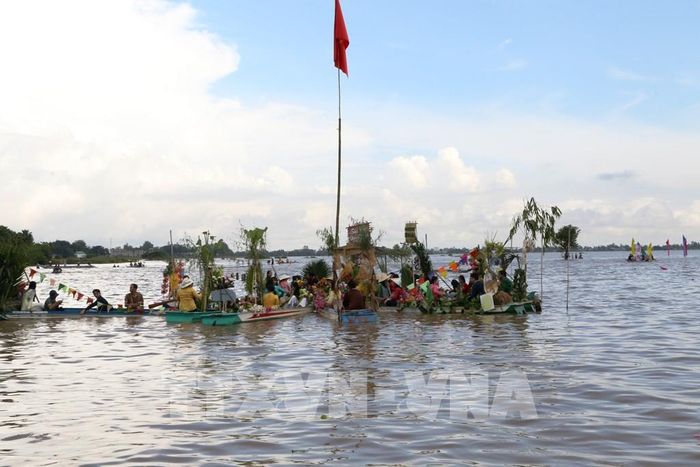 Các hoạt động trải nghiệm mùa nước nổi thu hút đông đảo du khách. Ảnh: Hồng Thái - TTXVN