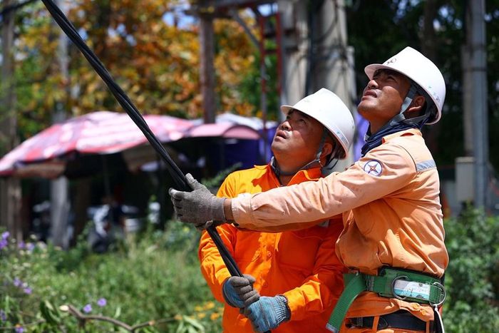 Công nghệ giúp người trực có thêm công cụ để theo dõi tình trạng hệ thống và xử lý công việc. Ảnh: Huy Hùng - TTXVN