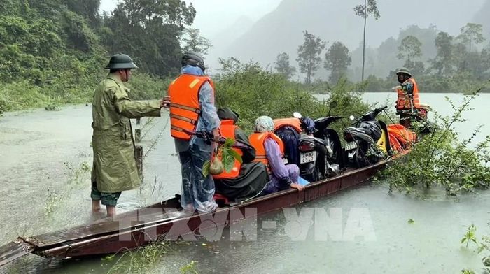 Người và phương tiện vùng cô lập tại xã Kim Phú được chính quyền địa phương bố trí vận chuyển đảm bảo an toàn. Ảnh: Tá Chuyên - TTXVN 