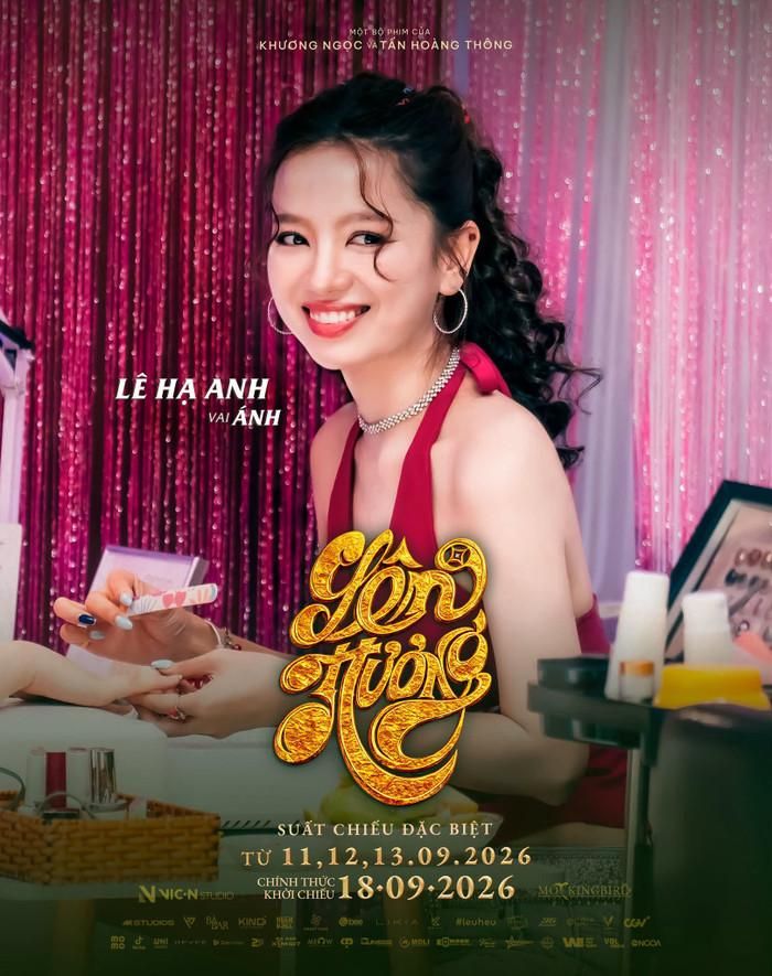 Lên Hương đưa Lê Hạ Anh vào một thế giới khác biệt với Mưa Đỏ khi kết hợp câu chuyện gia đình, nghề mai táng và màu sắc hài đen.