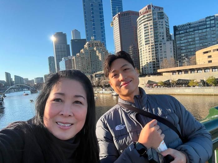 Hơn 1.200 khán giả tại Melbourne và Sydney đón xem Người vợ ma, mang đến niềm vui đặc biệt cho Hồng Vân sau nhiều năm kiên trì giữ sân khấu.
