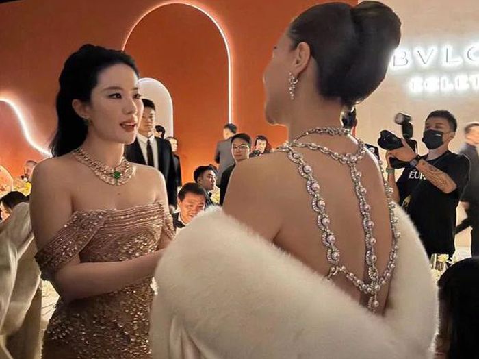 Lưu Diệc Phi cùng Hà Hồ trò chuyện tại sự kiện của Bvlgari.