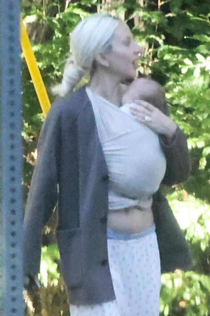 Lady Gaga xuất hiện tại miền Bắc California khi bế em bé sát vào ngực và đi dạo cùng Michael Polansky. 