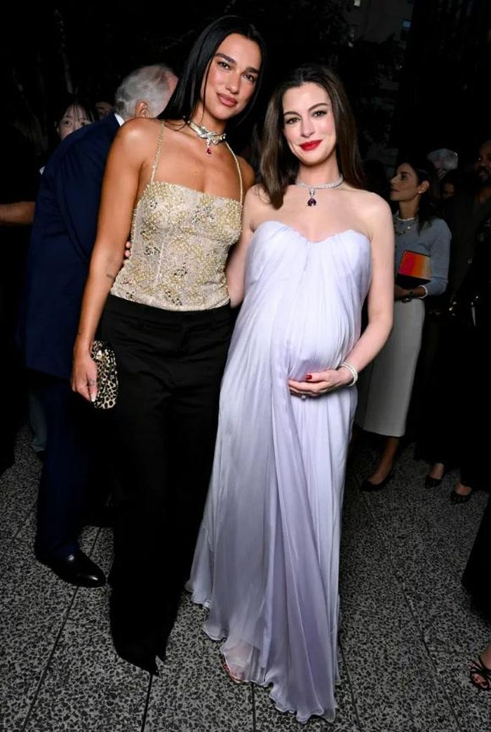 Dua Lipa và Anne Hathaway tại buổi lễ ra mắt bộ sưu tập Serpenti Infinito của BVLGARI ở thành phố New York.