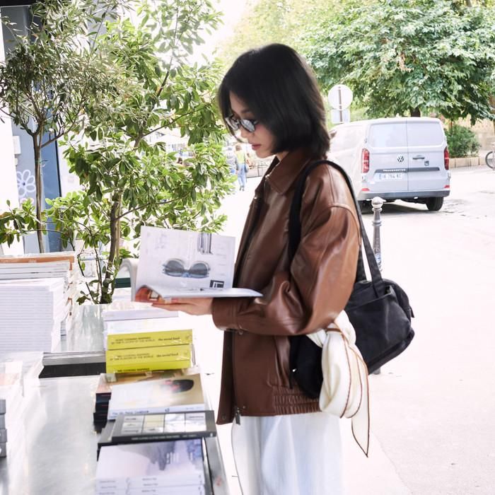 Hình ảnh Song Hye Kyo đọc sách trên đường phố ở Pháp khiến nhiều khán giả xuýt xoa.