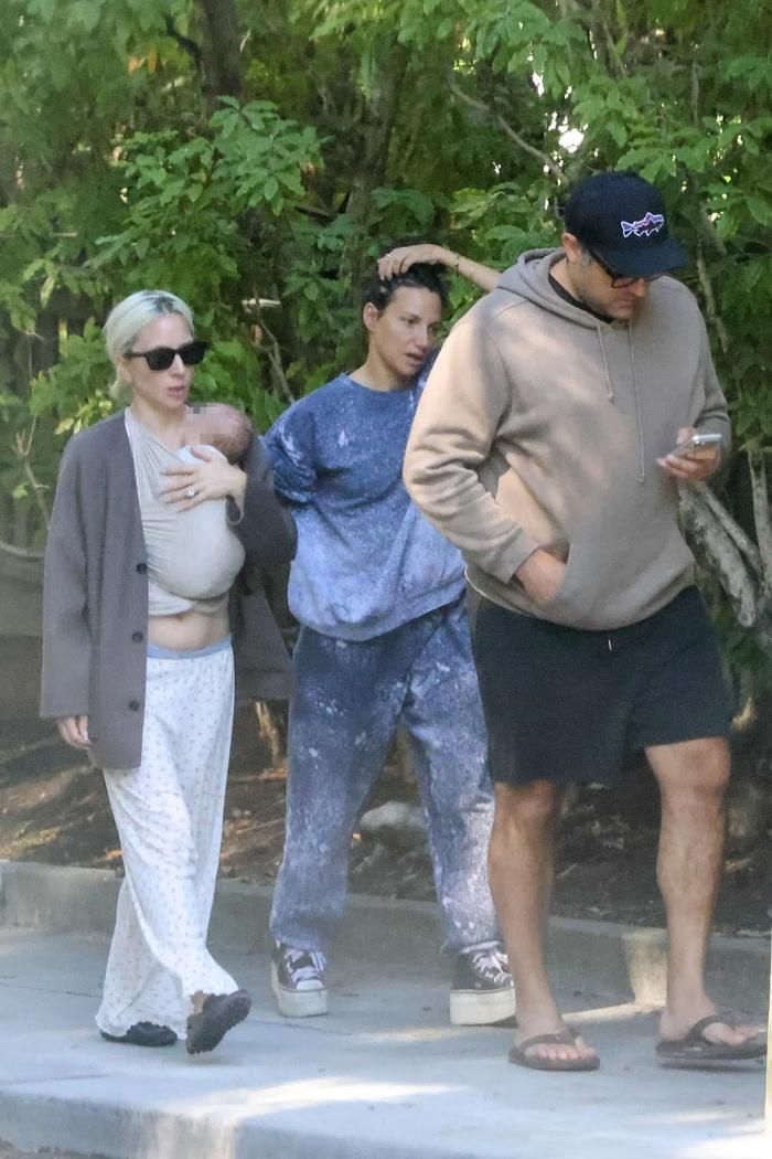 Lady Gaga và hôn phu Michael Polansky chính thức lên chức bố mẹ.