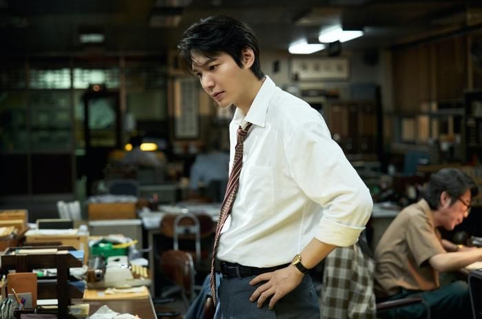 Lee Min Ho vào vai Young Il, một phóng viên trẻ của tờ Dongsung Ilbo.