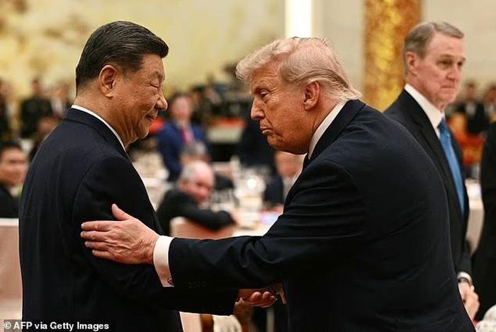 Ông Trump chụp ảnh cùng Chủ tịch Trung Quốc Tập Cận Bình hồi tháng 5. Phát biểu của Tổng thống Mỹ được đưa ra trước cuộc gặp dự kiến với ông Tập tại Washington trong hai tuần tới.