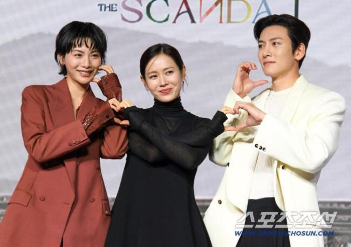 Son Ye Jin, Ji Chang Wook, Nana trong buổi họp báo ra mắt phim mới. (Ảnh từ Chosun)