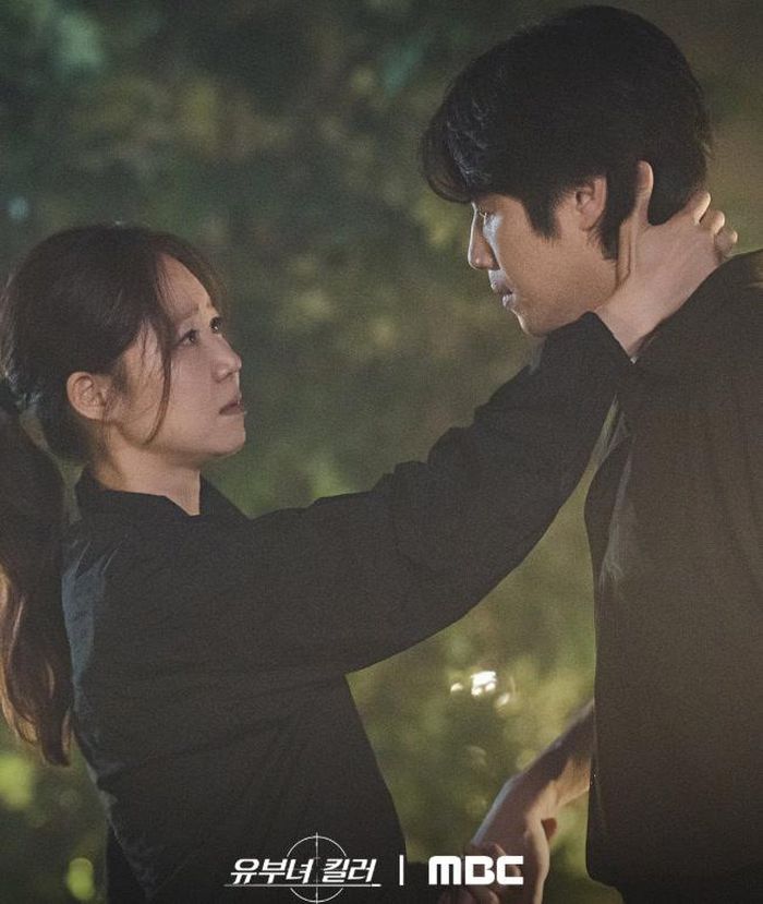 Yu Bo Na nắm lấy Kwon Tae Sung.
