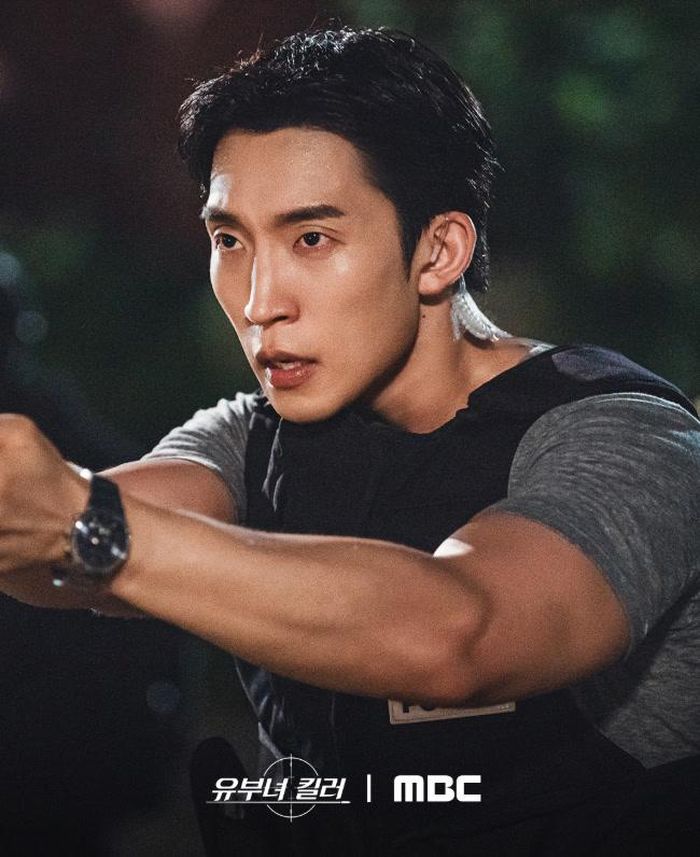Lee Dong Jin  xuất hiện tại hiện trường.