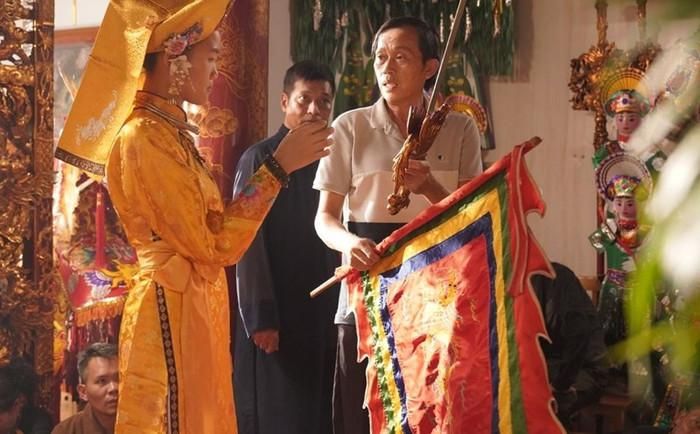  NSƯT Hoài Linh đảm nhận vai thầy Thạch trong Người Được Chọn. 