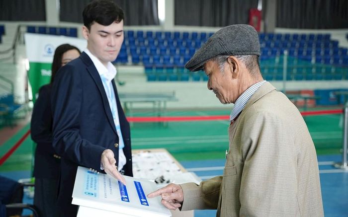 Người dân tìm hiểu thông tin tại Dự án nhà ở xã hội CT3 khu đô thị Kim Chung (xã Thiên Lộc, thành phố Hà Nội). Ảnh: Tâm Vũ