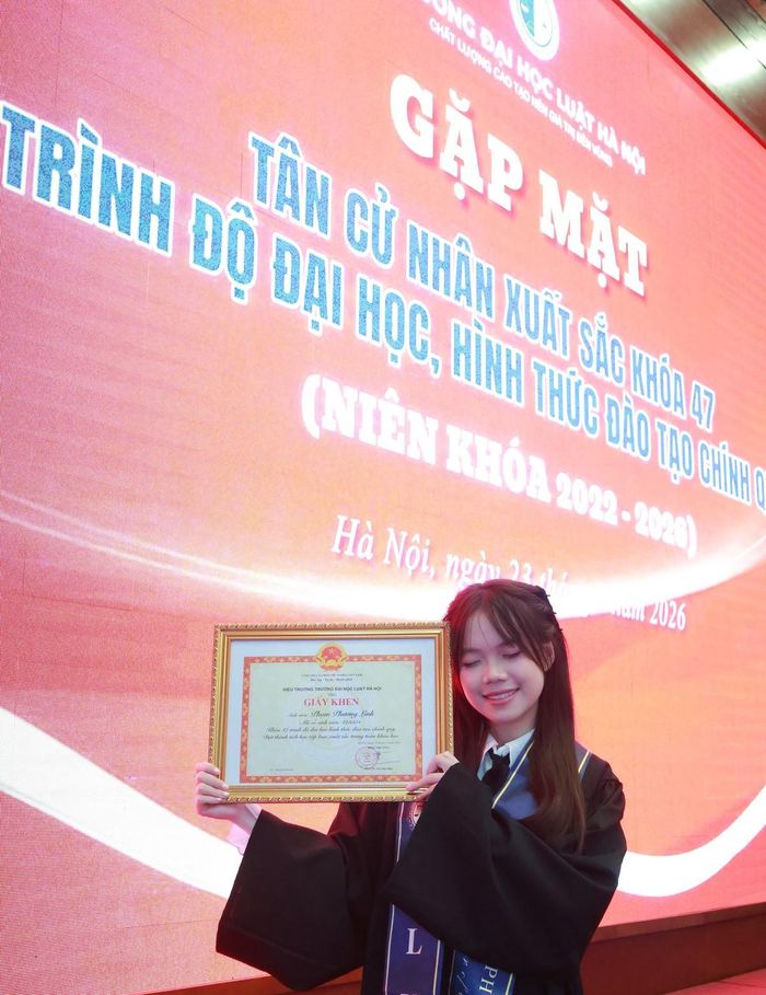 Phạm Phương Linh nhận nhiều khen thưởng trong học tập và hoạt động Đoàn