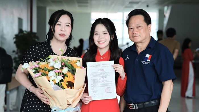 Bố mẹ chúc mừng Phương Linh ngày nhận bằng tốt nghiệp