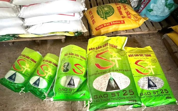 Tang vật gạo ST25 giả được phát hiện tại Hộ Kinh doanh Chí Cường - Ảnh CACC