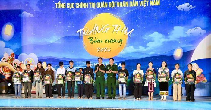 Các đại biểu trao 500 suất quà cho các em nhỏ dự chương trình.