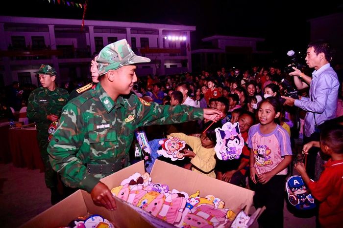 Các em nhỏ được nhận những phần quà ý nghĩa nhân dịp Tết Trung thu.