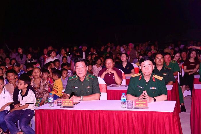 Thiếu tướng Văn Ngọc Quế (bên trái), Phó Chủ nhiệm Chính trị Bộ đội Biên phòng, cùng các đại biểu tham dự chương trình.